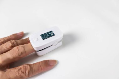 Dijital parmak ucu oksijen ölçer, kalp atışını ölçer, kan oksijeni doygunluğunu ölçer.