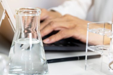 Araştırmacılar verileri ve deneyleri kimyasallar, bilimsel süreç, kayıt sonuçları ve araştırma raporlarıyla çalışmaktadırlar..