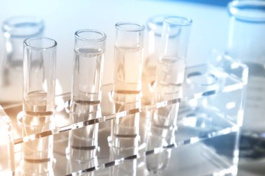 Şişeler ve şeffaf kaplar bilimsel ve tıbbi deneylerde kullanılır, kimyasalların kullanımı tıbbi araştırmalar yaratır..