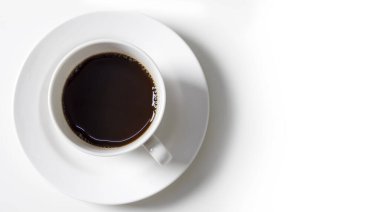 Beyaz fincan ve sade kahve, beyaz masanın üstünde.