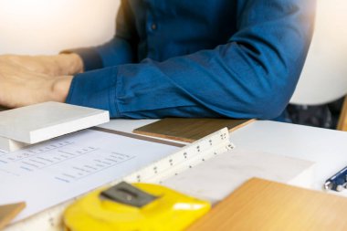 Mühendisler ve mimarlar iş bütçesini, inşaat sektöründe para kullanımını, inşaat maliyetini dikkate almalılar.