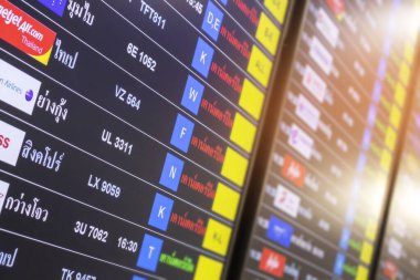 BANGKOK, THAILAND - NOVEMBER 11, 2024:, Suvarnabhumi Havaalanı, havaalanına giriş çıkış ve çıkış yolcu çizelgesi, havayolu bilgisi ve uluslararası seyahat