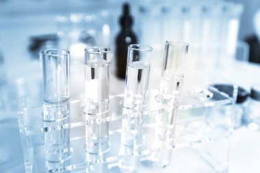 Temiz şişeler ve yemekler bilimsel ve tıbbi deneylerde kullanılır..