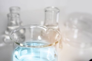 Uyuşturucu ve kimyasal gelişimi, bilimsel ve tıbbi araştırmalarda ve bilimsel ve tıbbi deneylerde kullanılan şişeler