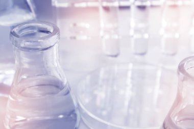 Temiz şişeler ve yemekler bilimsel ve tıbbi deneylerde kullanılır..