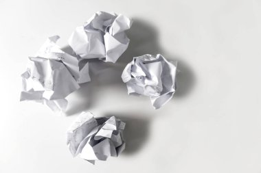 Beyaz arka planda buruşmuş beyaz kağıt. Bu fikir mantıksız, etkisiz ve çok etkili değil..
