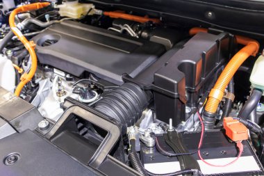 Çağdaş yeni otomobil makine dairesi içindeki otomotiv endüstrisine odaklanmış durumda. Makine tüm bileşenleri gösteriyor ve kaputu açık. Yeni arabanın motor bölmesi..