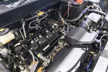 Çağdaş yeni otomobil makine dairesi içindeki otomotiv endüstrisine odaklanmış durumda. Makine tüm bileşenleri gösteriyor ve kaputu açık. Yeni arabanın motor bölmesi..