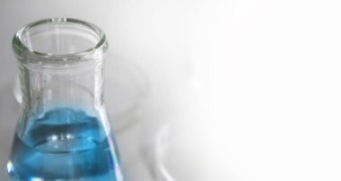 Uyuşturucu ve kimyasal gelişimi, bilimsel ve tıbbi araştırmalarda ve bilimsel ve tıbbi deneylerde kullanılan şişeler