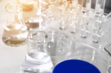 Şişeler ve şeffaf kaplar bilimsel ve tıbbi deneylerde kullanılır, kimyasalların kullanımı tıbbi araştırmalar yaratır..