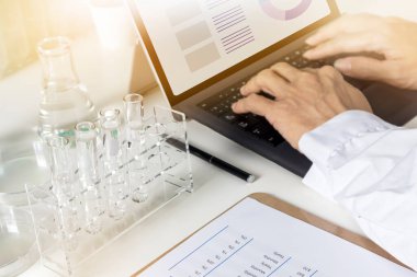 Araştırmacılar verileri inceler ve kimyasal deneyler yürütürler, uyuşturucu ve bilimsel veri toplama deneyleri