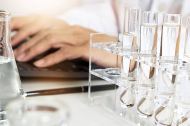 Araştırmacılar verileri ve deneyleri kimyasallar, bilimsel süreç, kayıt sonuçları ve araştırma raporlarıyla çalışmaktadırlar..