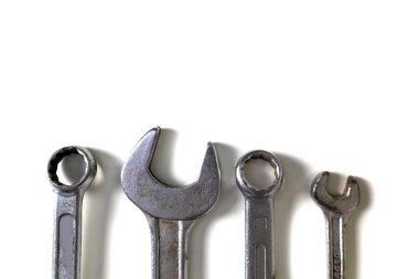 Alet ve ekipman seti, çeşitli boyutlarda tornavidalar, beyaz arka planda çekiç ve üfleyici.