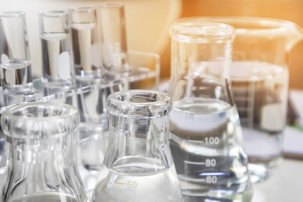 Бутылки и прозрачные блюда используются в научных и медицинских экспериментах, использование химикатов создает медицинские исследования.