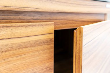 İç mobilyalardaki ahşap dolap kapısının detayları.