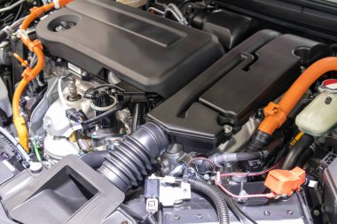 Çağdaş yeni otomobil makine dairesi içindeki otomotiv endüstrisine odaklanmış durumda. Makine tüm bileşenleri gösteriyor ve kaputu açık. Yeni arabanın motor bölmesi..