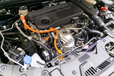 Çağdaş yeni otomobil makine dairesi içindeki otomotiv endüstrisine odaklanmış durumda. Makine tüm bileşenleri gösteriyor ve kaputu açık. Yeni arabanın motor bölmesi..