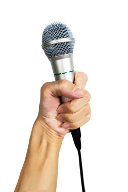 Elinizi kaldırın ve mikrofonu beyaz arka planda şarkı söylerken tutun..