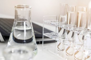 Temiz şişeler ve yemekler bilimsel ve tıbbi deneylerde kullanılır..