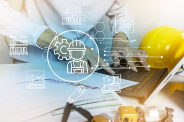 Mühendislik konsepti, üretim sisteminde yönetim mühendisleri ve hem fabrikada hem de çalışma alanında yönetim.