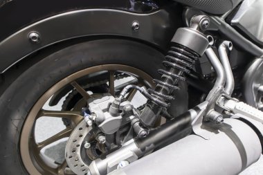 Motorsikletler için yakın alaşımlı tekerlekler üzerinde disk frenleri. Sağlam çelik tekerlek kemerleri. Motosikletler için krom lastikler ve tekerlekler. Motosiklet ve disk frenlerindeki ABS güvenlik aygıtlarıdır.