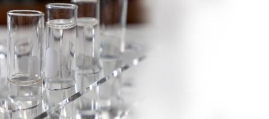 Temiz şişeler ve yemekler bilimsel ve tıbbi deneylerde kullanılır..