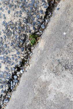 Sert ve çatlamış beton zeminin arkaplan görüntüsü.