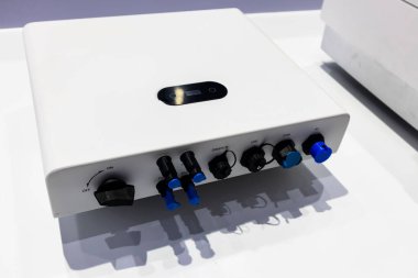 Güneş enerjisi dolabının elektrik akımını ayarlamak için kontrol panelindeki prizler ayarlandı