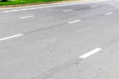 Somut yol yüzeyi ve noktalı araç yolu