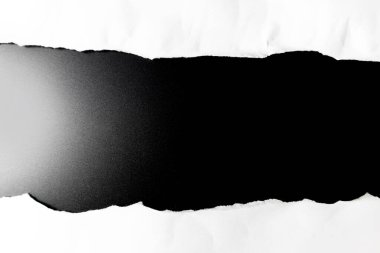 Grafik tasarımı ve metin eklenmesi için siyah arkaplan içeren beyaz kağıt parçacıkları ve yırtık kenarları.