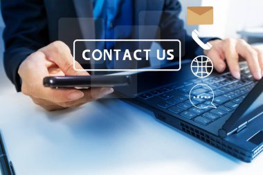 İş konsepti: Kolay iş bağlantıları için iş irtibat bilgilerini e-posta, telefon, web sitesi ve metin yoluyla sağlayın.