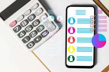 Finansal veya işle ilgili bilgileri rahatça ve güvenli bir şekilde cep telefonuyla alma kavramı.