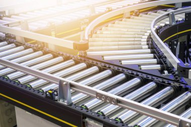 Malzeme deposuna sürgülü mekanizma ile mal taşıma mekanizması, sürgülü ekipman üzerine odaklanmış bir görünüm.