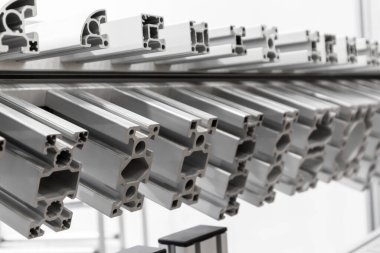 Ürün işleme makinesinin yapısını oluşturmak için alüminyum enine kesit çerçeveleri kullanılır.