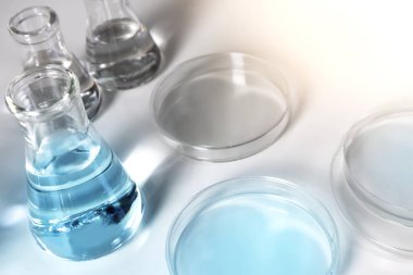 Uyuşturucu ve kimyasal gelişimi, bilimsel ve tıbbi araştırmalarda ve bilimsel ve tıbbi deneylerde kullanılan şişeler