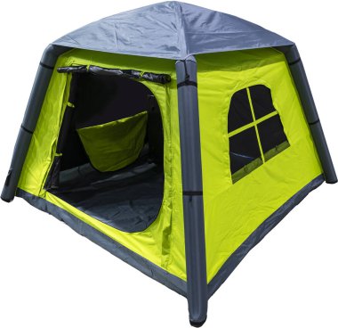 Beyaz arka planda açık hava uyku çadırı