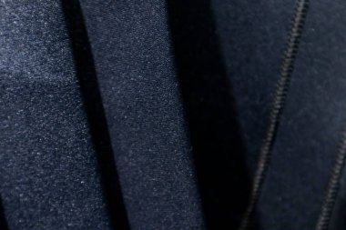 Örgü giysiler ve detaylı kumaşların kenarlarını dikiyorum.