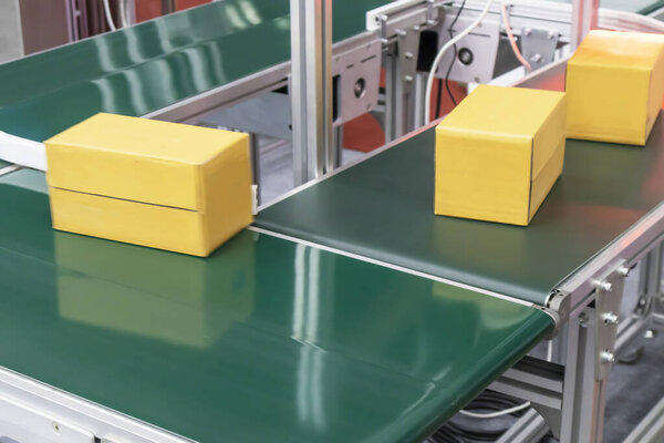 Carton sorting using a mechanical system for delivering goods within the factory with an automatic sliding mechanism. In the perspective of focusing on the sliding equipment and packing boxes.