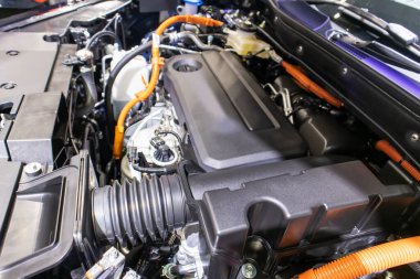 Çağdaş yeni otomobil makine dairesi içindeki otomotiv endüstrisine odaklanmış durumda. Makine tüm bileşenleri gösteriyor ve kaputu açık. Yeni arabanın motor bölmesi..