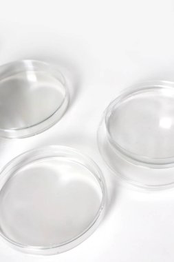 Temiz şişeler ve yemekler bilimsel ve tıbbi deneylerde kullanılır..