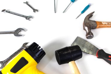 Alet ve ekipman seti, çeşitli boyutlarda tornavidalar, beyaz arka planda çekiç ve üfleyici.