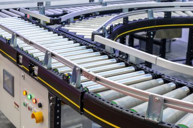 Malzeme deposuna sürgülü mekanizma ile mal taşıma mekanizması, sürgülü ekipman üzerine odaklanmış bir görünüm.