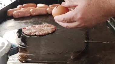 Tabakta hamburger hazırlıyorum. Sokak yemekleri konsepti. protein olarak et ve yumurta..