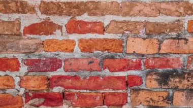 Kırmızı renkten eski tuğla duvar, soyut arka plan kompozisyonu olarak hasarlı duvar. desenli yüzey. Bir tuğla duvarın yavaş çekim zoom 'u