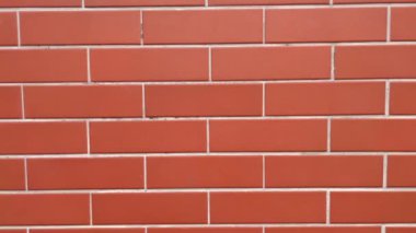 Kırmızı renkten eski tuğla duvar, soyut arka plan kompozisyonu olarak hasarlı duvar. desenli yüzey. Bir tuğla duvarın yavaş çekim zoom 'u