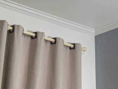 Gri boyalı duvarları olan bir odada beyaz bir kaide. Tavanla odadaki duvar arasındaki köşenin dekorasyonu. Tavan döşemesi iç kısımda. Köşenin ayrıntıları.