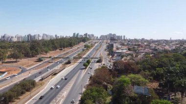 Brezilya 'nın uydu şehri Brasilia' nın insansız hava aracı görüntüsü. şehir, ulaşım, konut, inşaat, toplum kavramı.