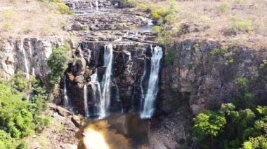 Brezilya 'daki Brezilya Cerrado' sunda, ormanın ortasında kristal berrak sularla Salto Corumb şelalesi
