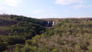 Brezilya 'daki Brezilya Cerrado' sunda, ormanın ortasında kristal berrak sularla Salto Corumb şelalesi