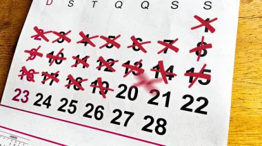 Kırmızı kalemle çizilmiş günlerin olduğu bir takvim. Yoğun ay, zaman yönetimi ya da yaz sonu kavramı. Takvimdeki Tarihler Siliniyor